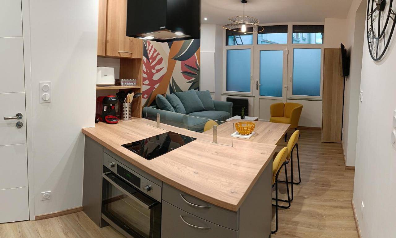 Appartement entier, One-Bedroom Apartment in Le Mayet-de-Montagne, Région de Vichy