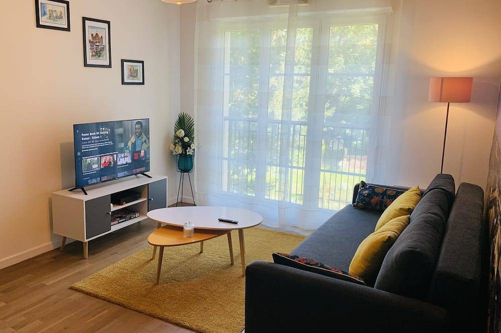 Entire apartment, Apartment * * * * * Private Parking 25 Mn to Paris in Yerres, Essonne