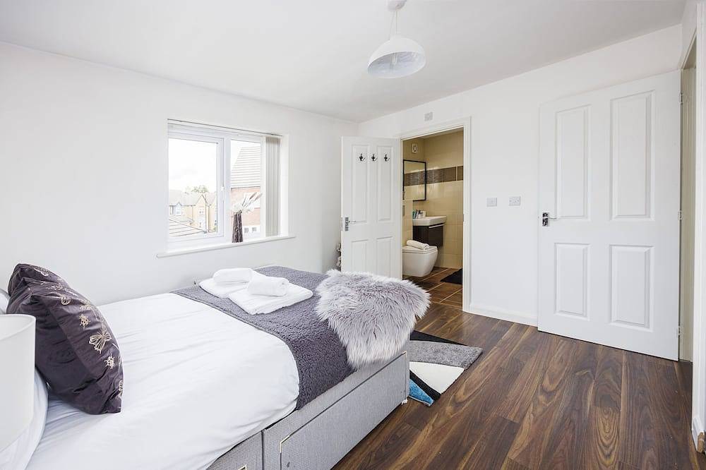 *Pristine 5 bedroom 4.5 bathroom* garden & patio* in Coventry, Birmingham Area