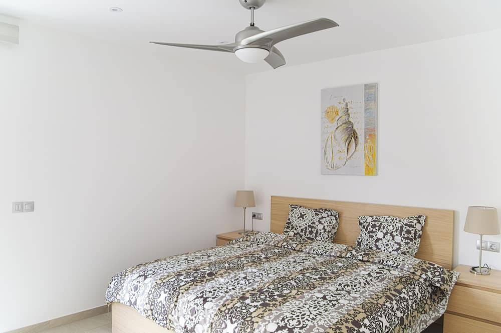 Entire apartment, Idaira Ii new spacious apartment with private garage and beach walking distance in Los Cristianos, Arona