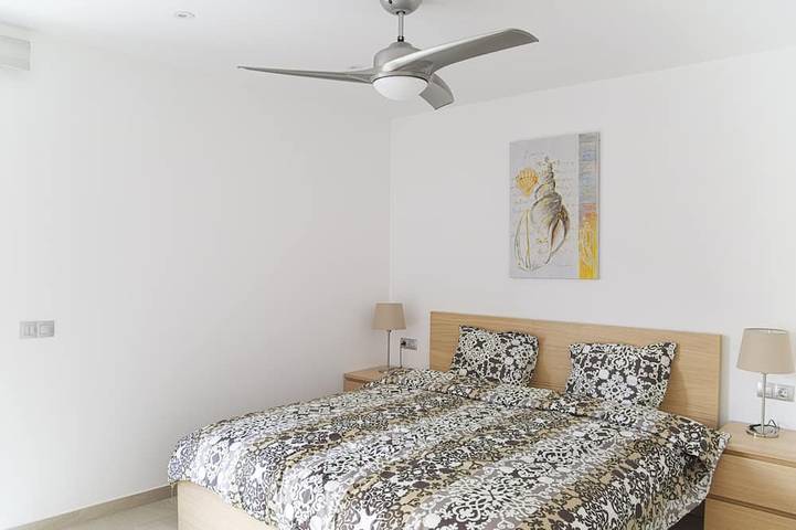 Apartamento entero, Idaira II nuevo apartamento espacioso con garaje privado y a poca distancia de la playa in Los Cristianos, Arona 