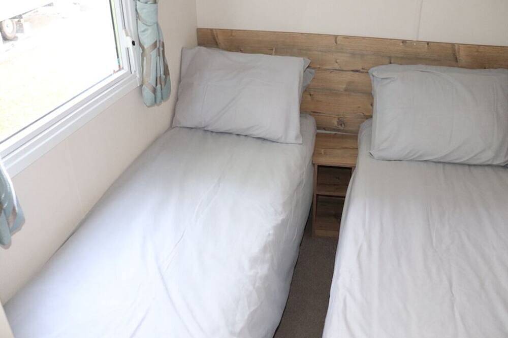 Snowdrop Lovely caravan, veranda and dogs stay free at Rockley Park Poole Dorset in Poole, Poole Harbour
