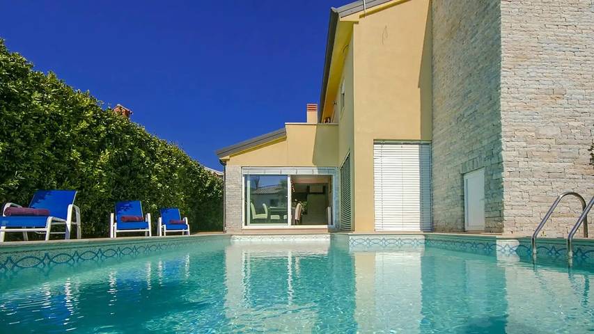 Villa for 10 people, with pool and garden as well as terrace in Poreč