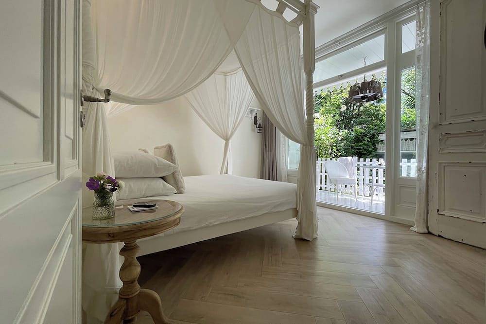 Romantic Suite with Private Veranda in Historic Canalside House at Vondelpark in Amsterdam Oud-Zuid, Côte hollandaise