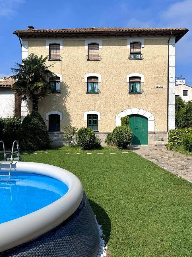 Casa de vacaciones para 8 personas, con jardín además de piscina y vistas, Se admiten mascotas en Cuenca de Pamplona