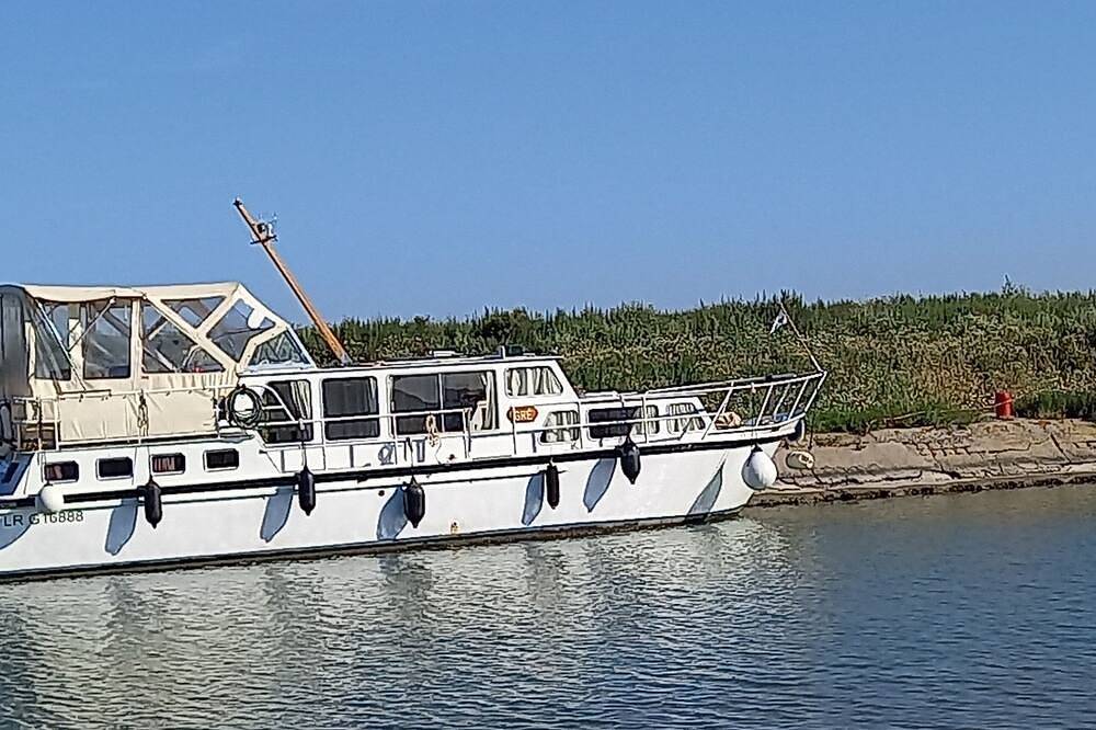 Elegant 35m² houseboat with sheltered terrace for 4 people in Saint-Gilles, Nimes und Umgebung