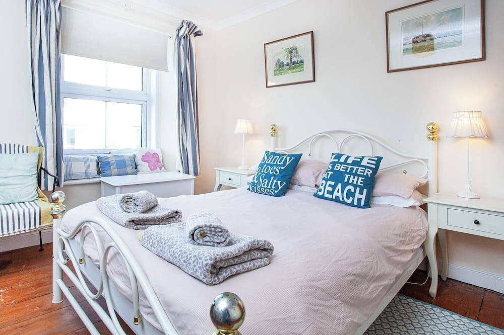 A beautiful and very spacious Cornish stone cottage with superb estuary views. in Polperro, Polruan