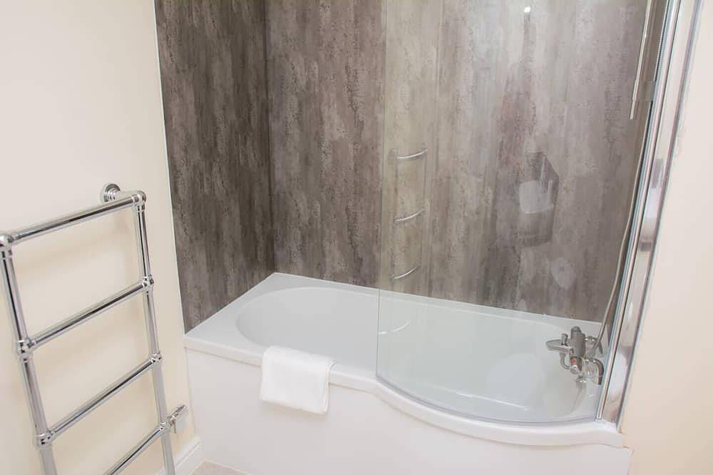 Entire apartment, Orange Lilly in Stroud by Golden Valley in Stroud, Gloucestershire