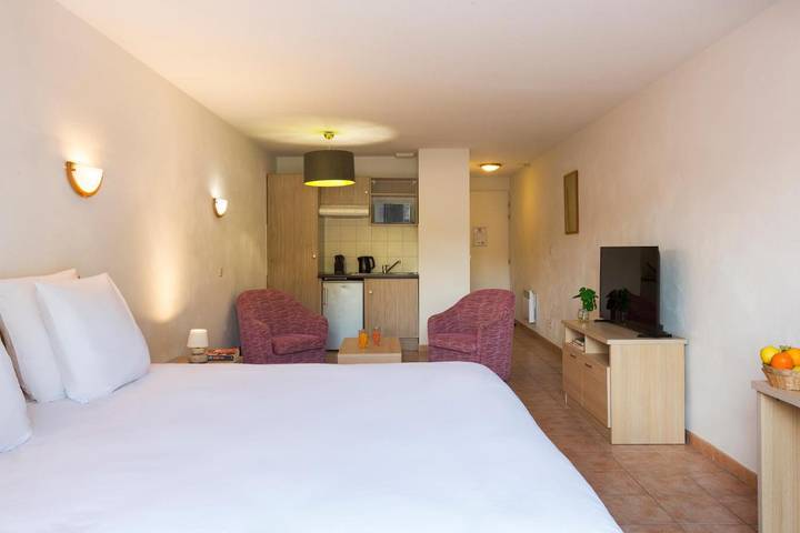 Location de vacances pour 2 personnes, avec Balcon et Terrasse ainsi que Jardin et Piscine à Barbaste - 3