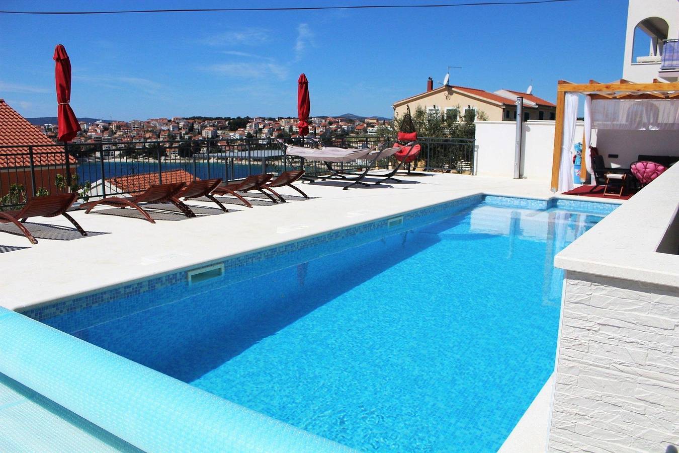 Ganze Ferienwohnung, Helles Appartement mit Balkon und Meerblick in Okrug Gornji, Ciovo