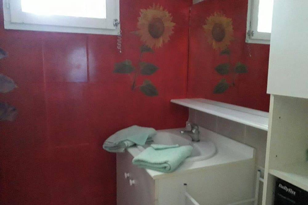 Entire apartment, Homerez - Charming Apt in Le Luc in Le Luc, Draguignan region