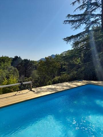 Cottage pour 2 personnes, avec piscine ainsi que vue et terrasse à Rocbaron