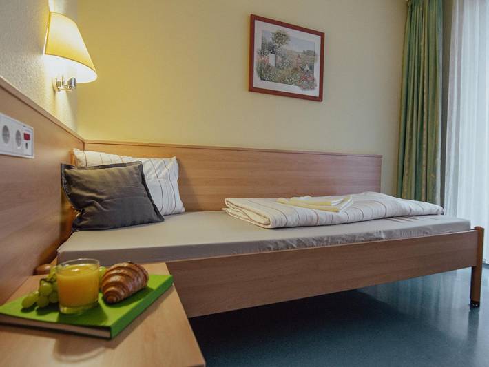 Green Night Hotel - Einzelzimmer barrierefrei ohne Frühstück in Falkenstein, Chemnitz und Umgebung