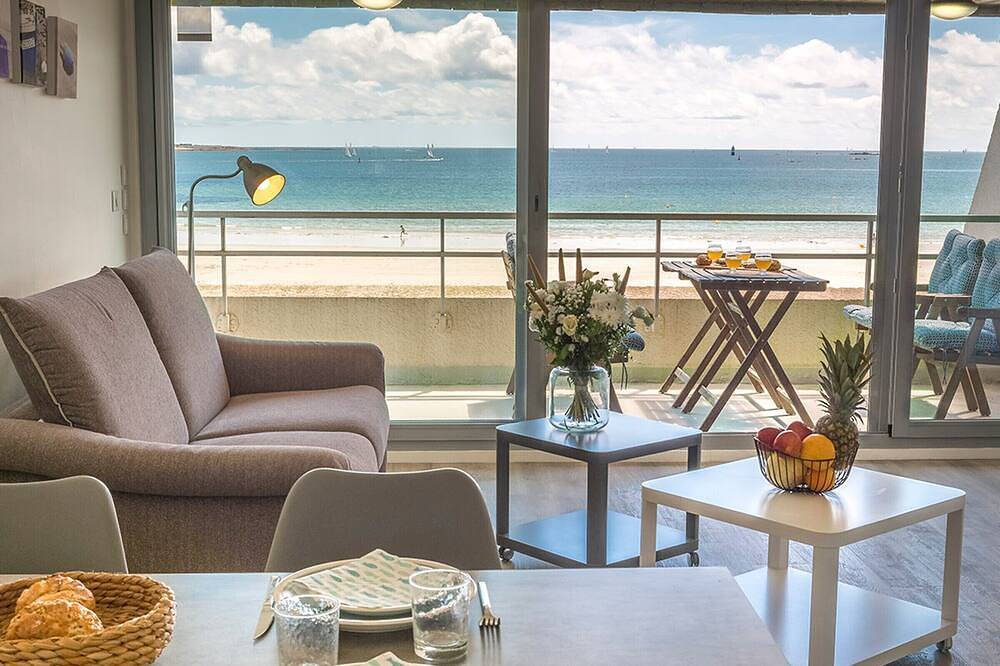 Appartement entier, Spacieux studio terrasse, mer à 700m commerces, parking privé, Wi-Fi inclu in Larmor-Plage, Côte des Mégalithes
