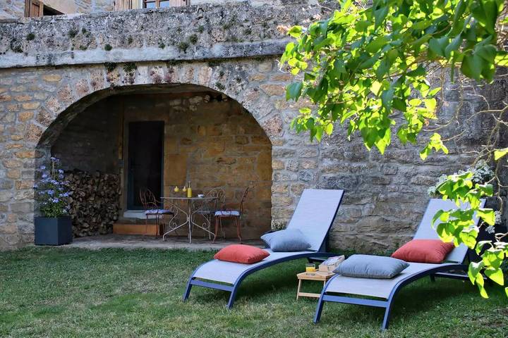 Gîte pour 4 personnes, avec terrasse ainsi que jardin et piscine à Chanac - 3