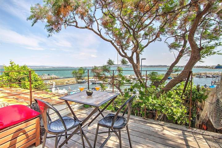 Location de vacances pour 2 personnes, avec terrasse ainsi que vue sur le lac et vue dans l' Hérault