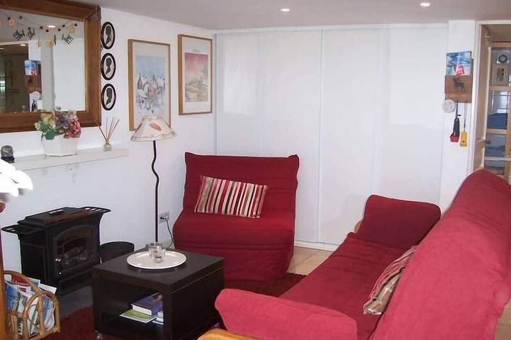 Entire apartment, Cosy mountain studio;superb lake/mountain views;100mtr ski lift;sleeps 2/3;Wifii in Thollon-les-Mémises, Thonon-les-Bains region
