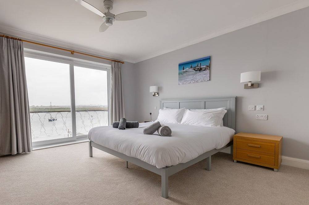 'Waterside' - overlooking Mudeford Harbour - *** No Booking Fees *** in Mudeford, Christchurch
