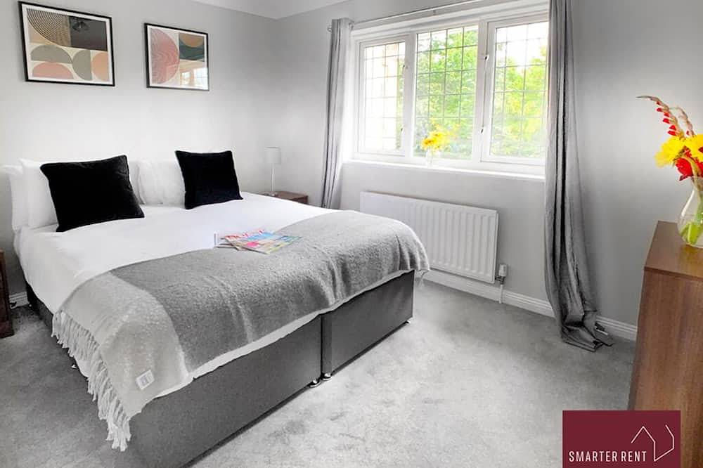 Entire apartment, Woking, 2 Bedroom House, Parking & Garden in Woking, Surrey