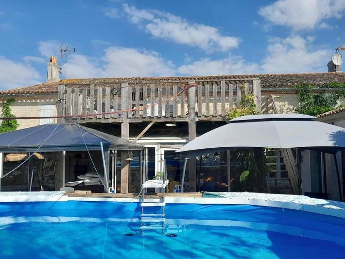 Location de vacances pour 10 personnes, avec Balcon et Jacuzzi ainsi que Terrasse et Jardin à La Grève-sur-Mignon