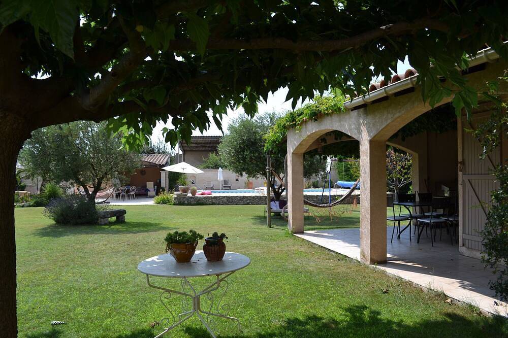 Vacances au Bord D'une Grande Piscine à L'ombre du Pool House et des Oliviers in Meynes, Nimes region