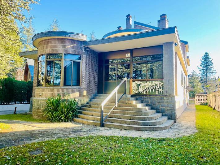 Location de vacances pour 17 personnes, avec balcon ainsi que jardin et jacuzzi à Jaca