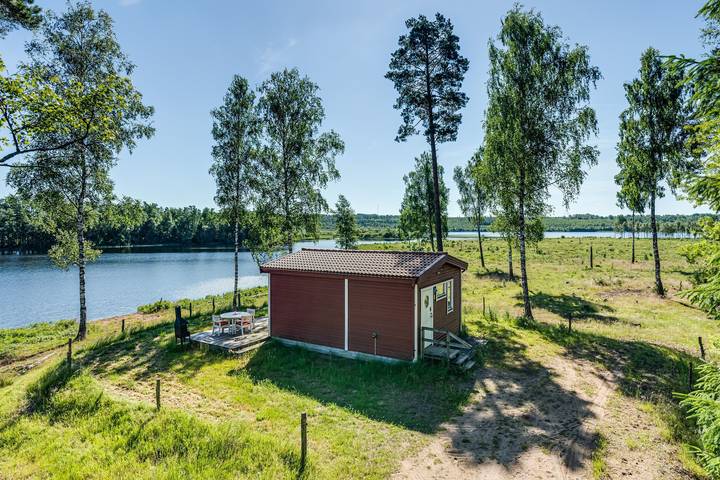 Vakantiehuis voor 4 personen, met Terras en Uitzicht op het meer in Smaland