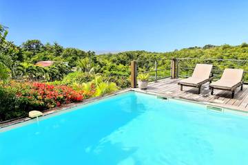 Cottage pour 7 personnes, avec piscine ainsi que vue et jardin à Grand-Bourg