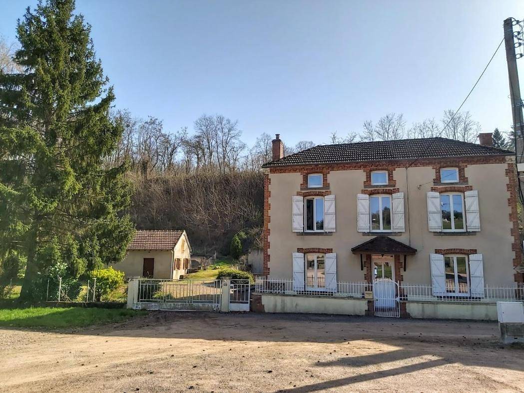 King Room with Spa Bath in La Pacaudière, Région de Roanne