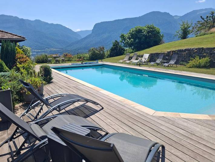 Location de vacances pour 12 personnes, avec jardin ainsi que piscine et vue à Miribel-les-Échelles
