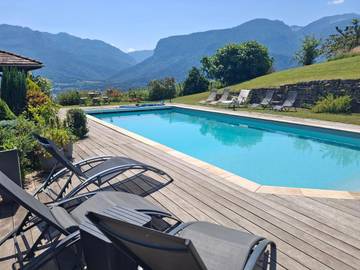 Cottage pour 12 personnes, avec piscine ainsi que jardin et vue à Miribel-les-Échelles