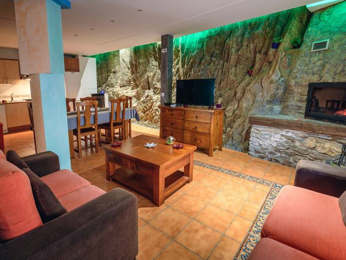 Casa rural para 4 personas, con terraza y jardín en Montaña de Luna