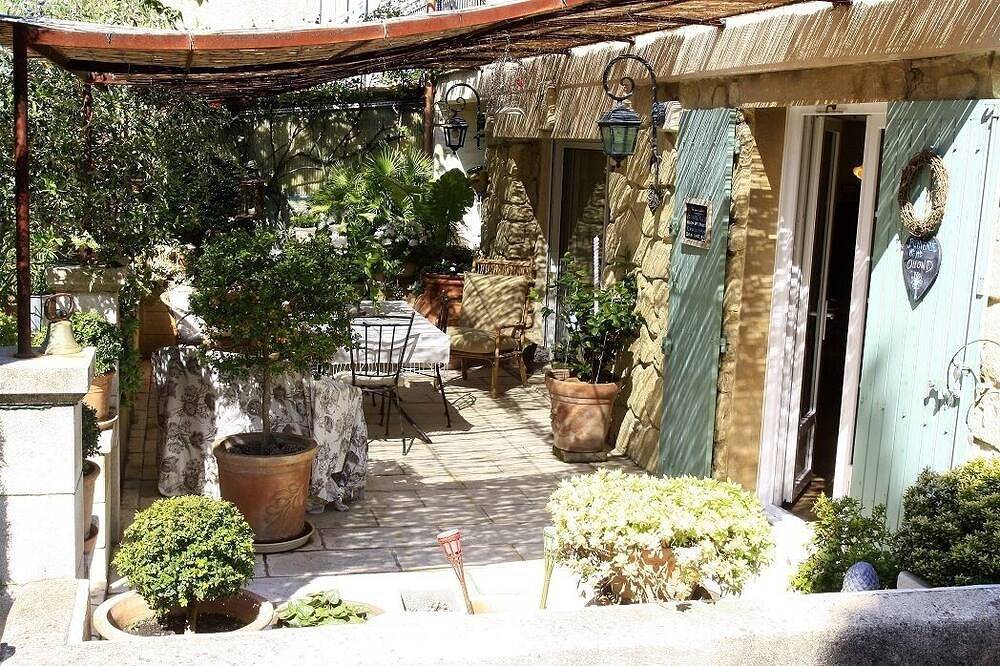 Entire apartment, 200 meters from the heart of the village, App 55 M² Wifi In a closed courtyard, quiet in Châteauneuf-de-Gadagne, Vaucluse