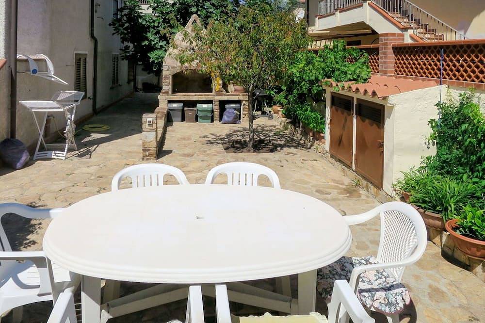Magnifica villa per 6 ospiti con A/C, Tv, patio e parcheggio in La Caletta, San Giovanni Nuoro