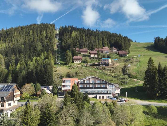 Hotel, mit Balkon und Whirlpool sowie Terrasse und Garten