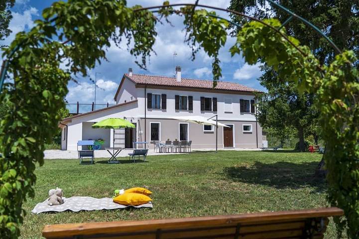 Gîte pour 11 personnes, avec Balcon et Jardin à Tavullia