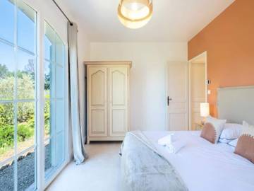 Location De Vacances pour 13 Personnes dans Roquefort-les-Pins, Région de Cannes, Photo 3