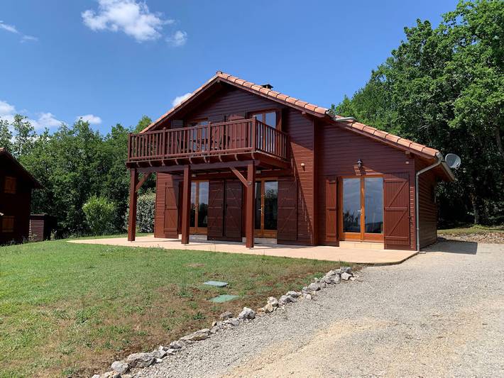 Chalet pour 6 personnes, avec piscine ainsi que jardin et balcon