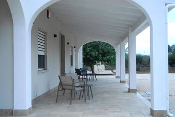 Location de vacances pour 2 personnes, avec vue ainsi que terrasse et jardin à Torre Santa Susanna