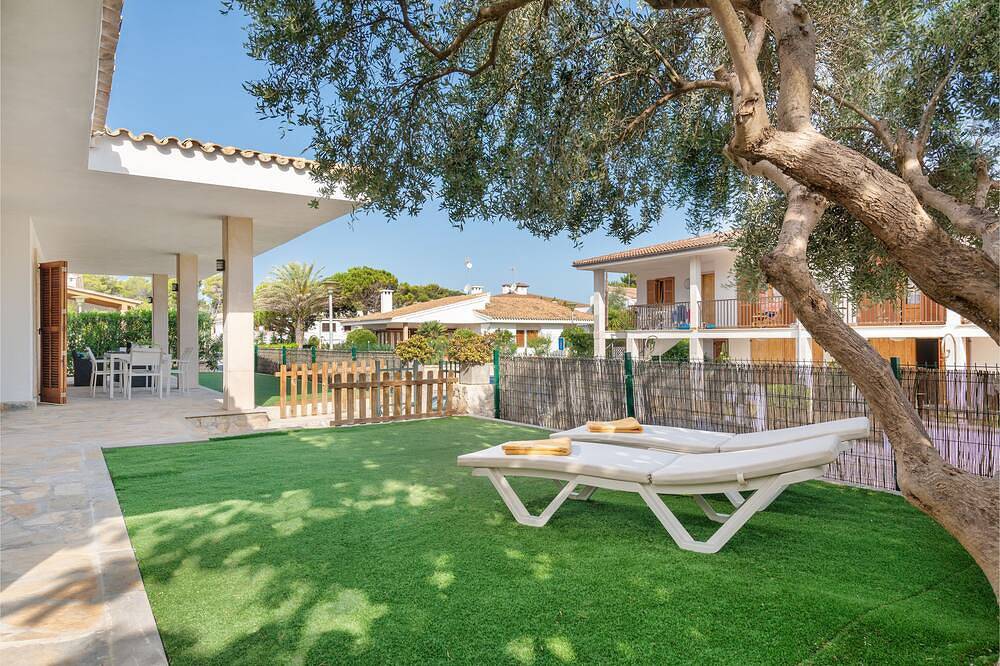 La Villa Bugambilia se encuentra a solo 50 metros de una larga playa de arena. in Playa de Muro, Muro