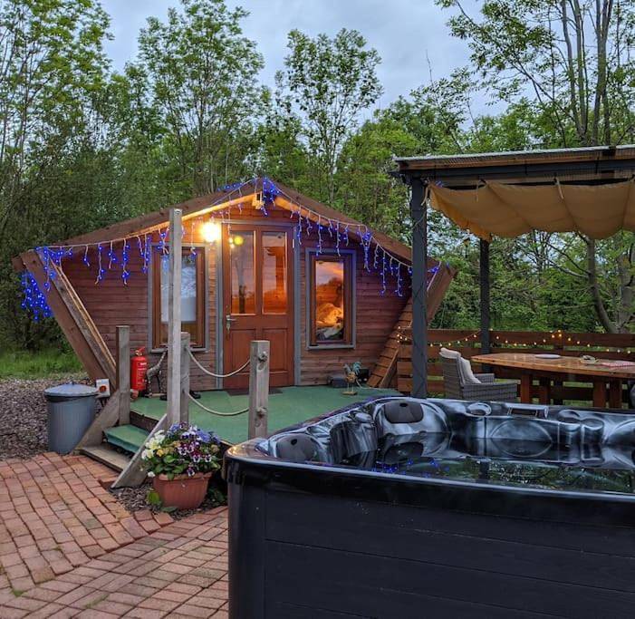 Wooden tiny house Glamping cabin with hot tub 1 in Sherwood Forest, Nottinghamshire