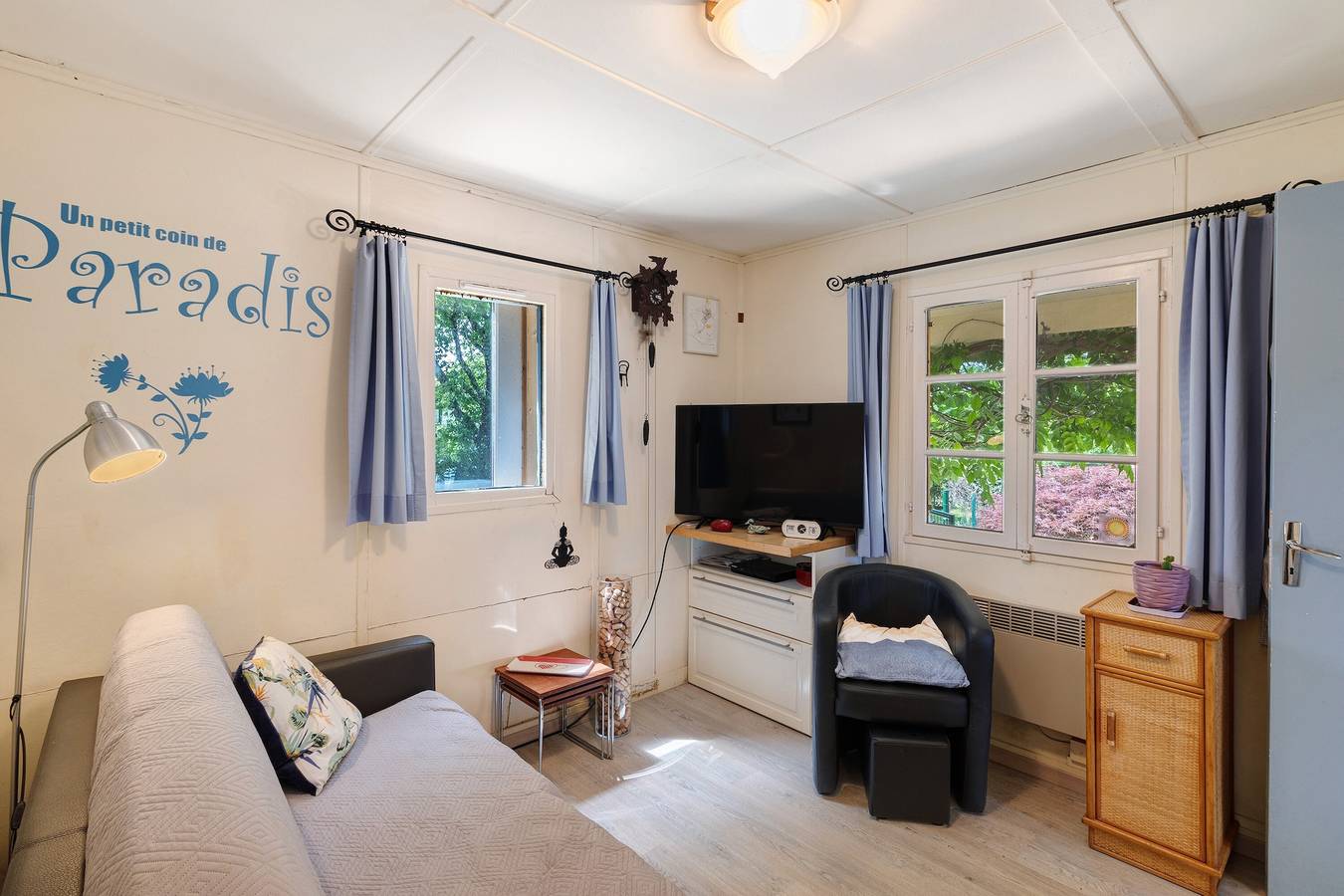Holiday Home “Le Petit Paradis” with Private Terrace, Garden, and Wi-Fi in Saint-Chamassy, Périgord
