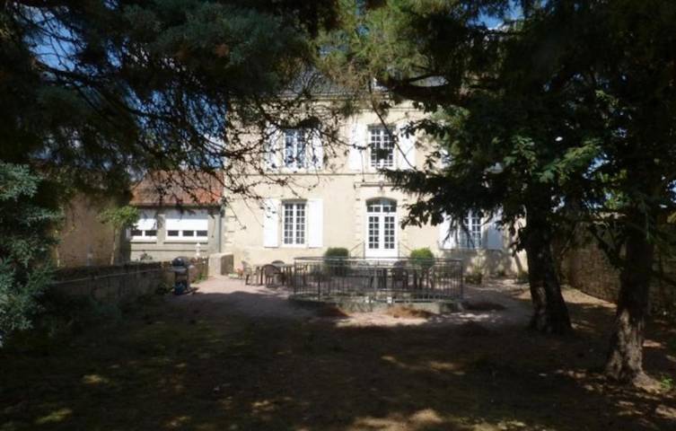 Location de vacances pour 8 personnes, avec piscine à Saint-Jean-de-Thouars