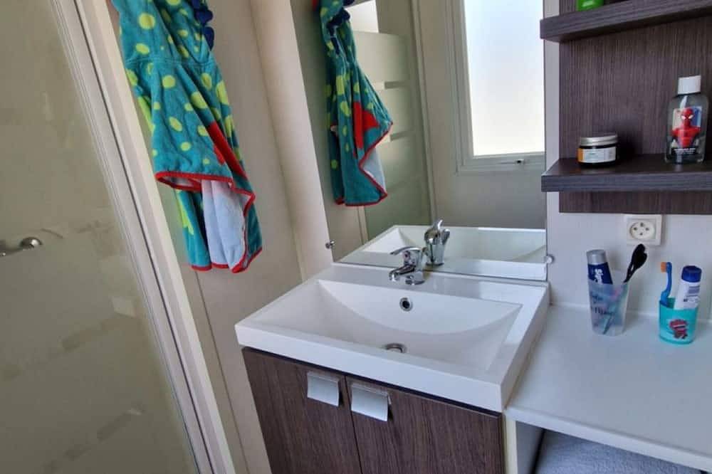 Mobile home with terrace in Saint-Geniez-d'Olt, sleeps 6 in Saint-Geniez-d'Olt-et-d'Aubrac, Parc naturel régional de l'Aubrac