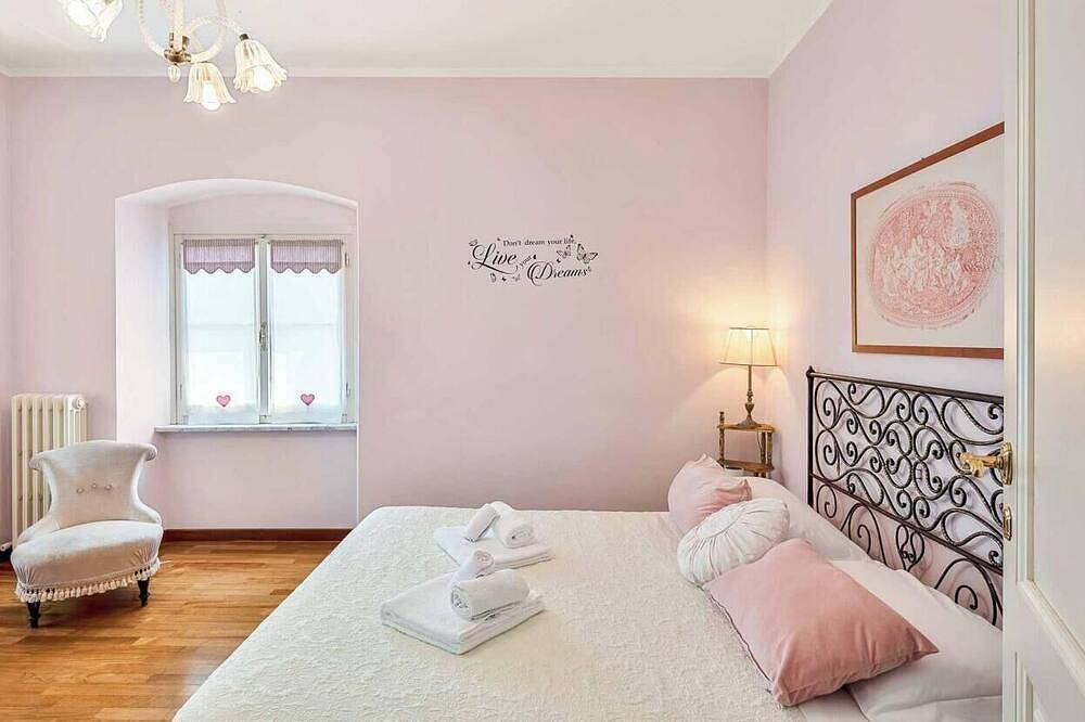 Villa La Levante est une splendide villa d'époque située dans une position élégante et résidentielle, entourée par la nature mais en même temps proche des principaux services. Cette élégante résidence offre une expérience de vie unique, caract in La Spezia, Riviera di Levante