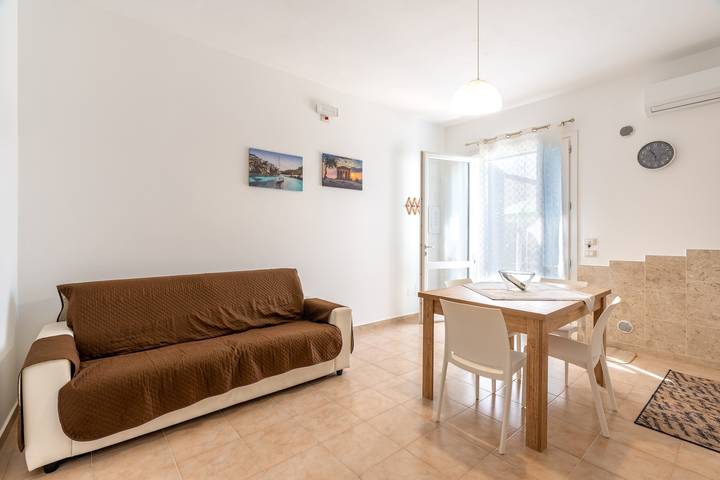 Entire apartment, Apartment 'Appartamento Piano Terra' with Shared Terrace, Wi-Fi and Air Conditioning in Custonaci, Trapani Province