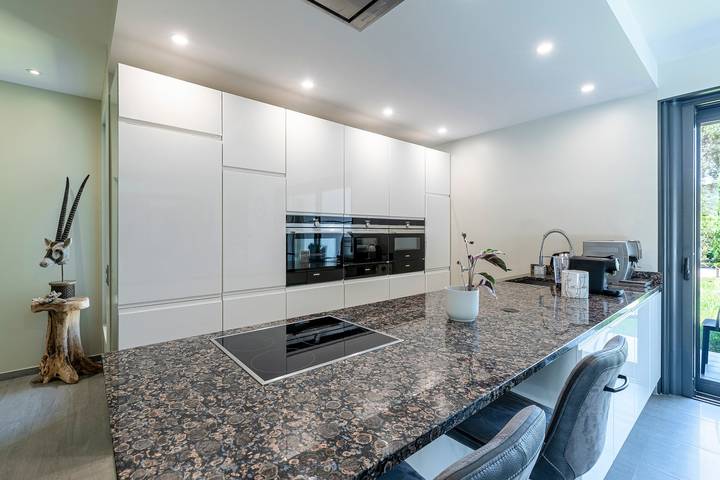 Location de vacances pour 6 personnes, avec terrasse ainsi que piscine et jardin dans Sainte-Lucie de Porto-Vecchio - 3