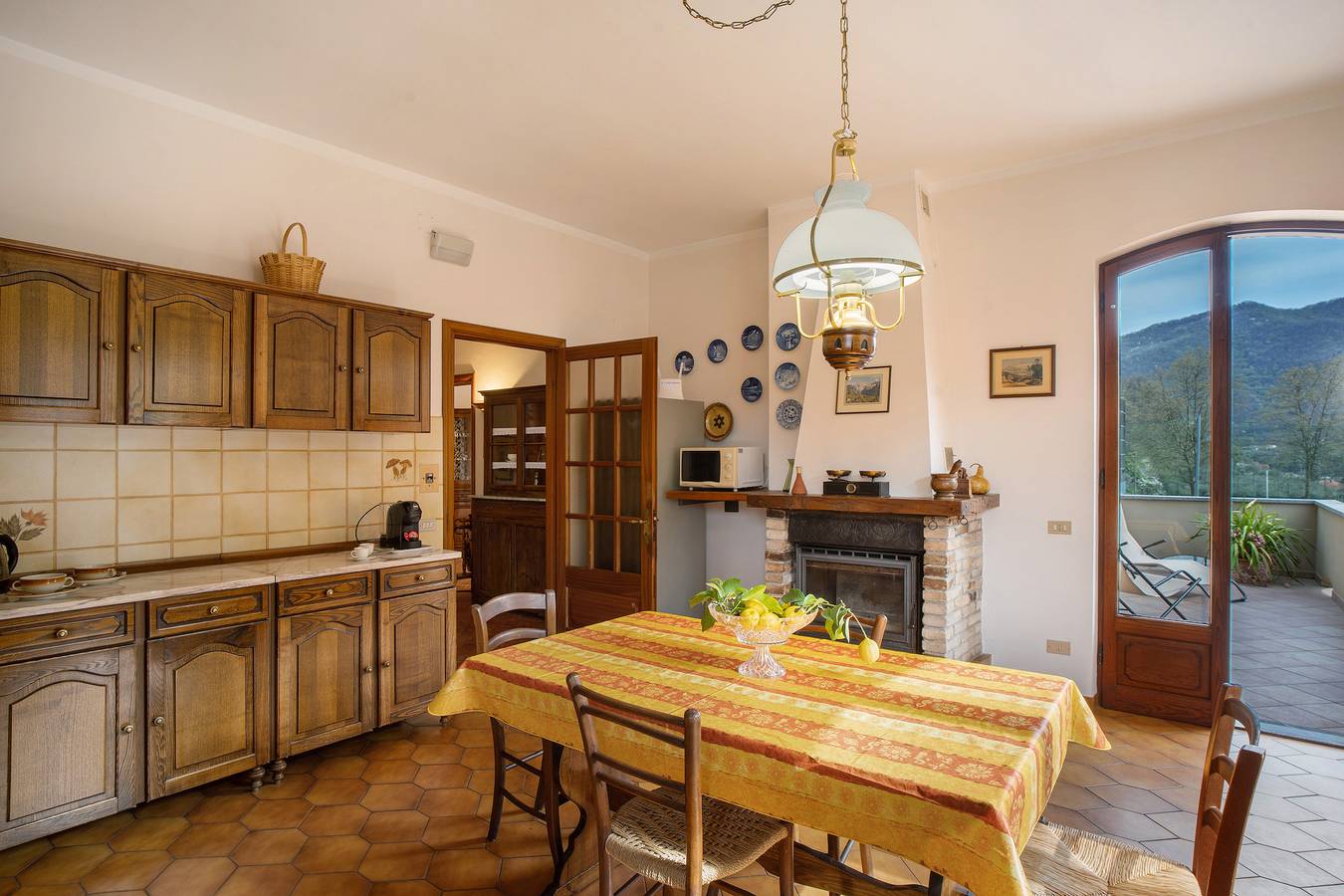 Apartamento entero, Apartamento 'Lilli' con vistas a la montaña, terraza privada y Wi-Fi in Pieve di Teco, Alpes Ligures