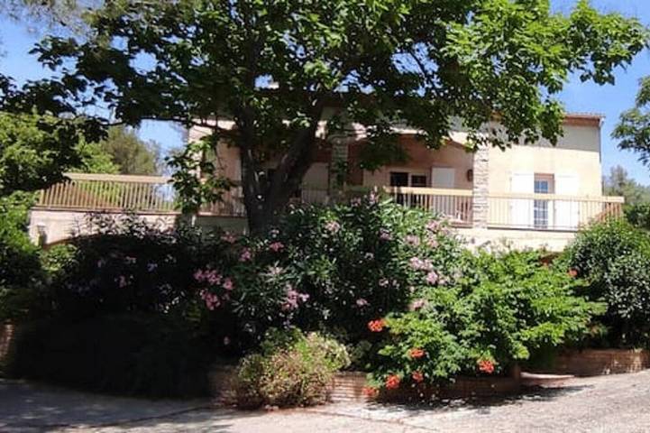 Appartement de vacances pour 4 personnes, avec piscine ainsi que terrasse et jardin à Nîmes