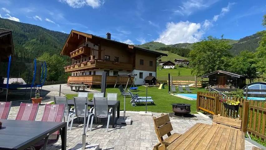 Ferienwohnung für 4 Personen, mit Balkon und Terrasse sowie Garten und Pool in Dienten am Hochkönig